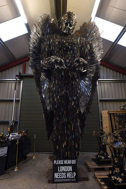 <p>Alfie Radley isimli bir sanatçı tarafından 100.000 bıçaktan yapılan heykelin yapımı iki sene sürdü.</p>

<p> </p>
