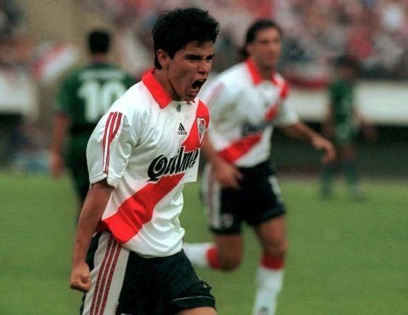 <p>JAVIER SAVIOLA | River Plate'in 98 yılında piyasaya sürdüğü, CM 01-02 döneminde ülkemizin menajerlik oyunlarıyla tanıştığında ''Wonderkid'' tanımını bizlere öğreten isimlerin başında gelen, kariyeriyle de FM Scoutlarını (Gözlemci) yanıltmayan, gerçek hayatta da kariyerine onlarca kupalar sığdıran bir başka FM Efsanesi; nam-ı diğer ''El Conejo'' yani ''Tavşan'' Javier Saviola!</p>
<p> </p>