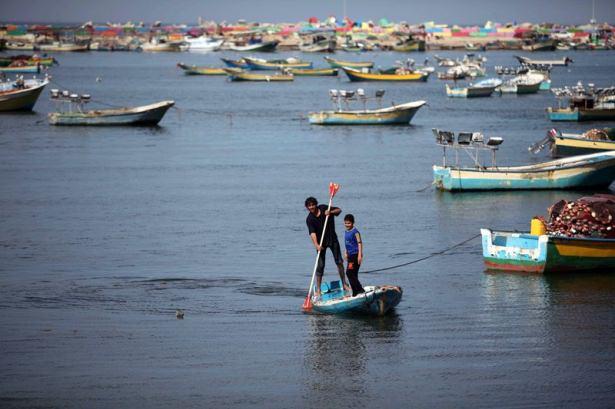 <p>Gazze'deki Balıkçılar Sendikası Başkanı Nizar Ayaş, AA muhabirine yaptığı açıklamada, "Gazzeli balıkçılar, bu akşam on yıl sonra ilk kez sahilden 9 mil açıkta balığa çıkıyor." dedi.</p>
