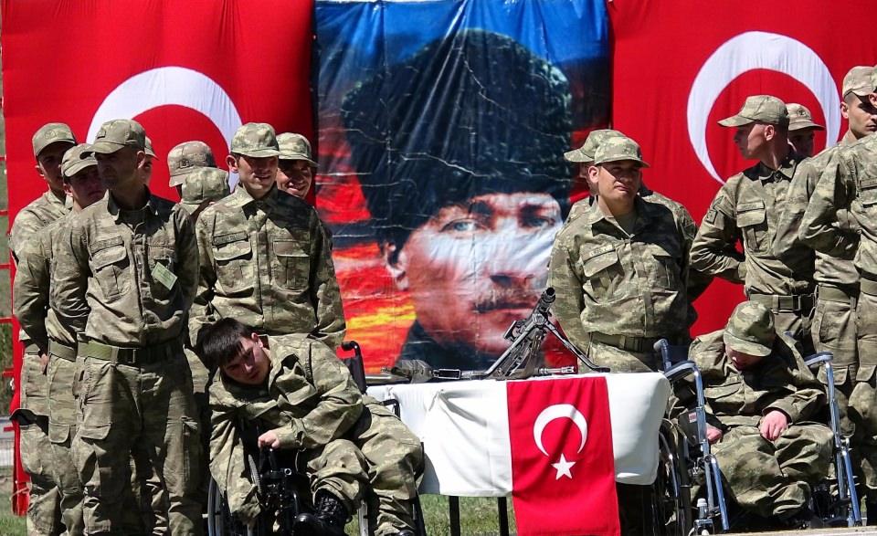 <p> Bugün bizlerin ömründe ayrı bir sayfa açıldı. Kahraman Türk Silahlı Kuvvetleri'nin bir ferdi olarak ordumuza katıldık. 109'uncu Topçu Alay Komutanlığı kışlasında bir gün süreyle askerlik hizmeti yaptık. Bu ortamdaki o güzel havayı teneffüs ettik" dedi. Konuşmanın ardından ellerini silah ve Türk bayrağı üzerine koyarak yemin eden engelli gençlerin aileleri sevinç gözyaşları döktü.</p>