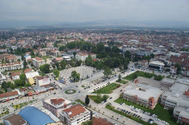 <p><strong>Düzce</strong></p>
<p>2015 nüfusu: 360.388 kişi.</p>
<p>2016 nüfusu: 370.371 kişi.</p>
<p>Değişim(%): 2,77</p>