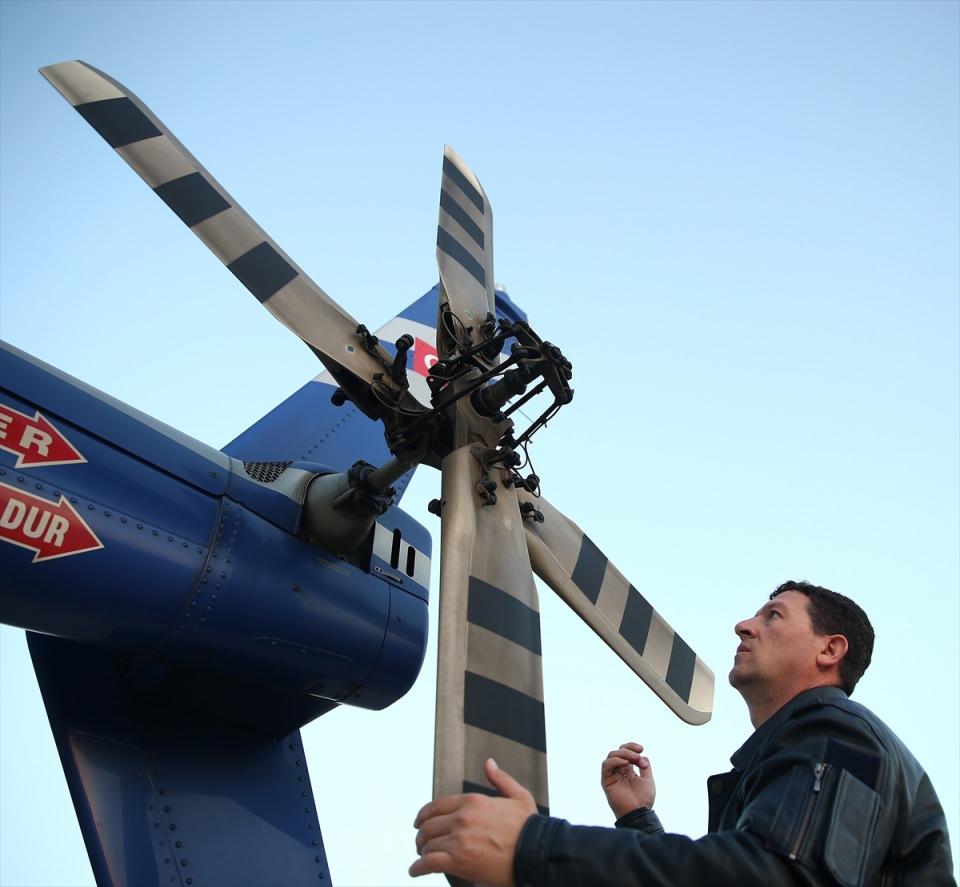 <p>Doğuda 2, batıda ise 4 ilde konuşlu 12 milyon dolarlık bu helikopterlerden biri, Antalya Emniyet Müdürlüğü emrinde görev yapıyor. Antalya Emniyeti Havacılık Şube Müdürlüğünün havalimanındaki özel yerinden AA ekibiyle havalanan helikopter, hem sivil havacılık hem polis telsizinde "Kanat" koduyla çağrılıyor. </p>

<p> </p>
