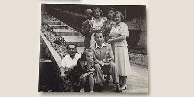 <p>Yalova termallerinde, 1950-51 yılları. Oturanlar: (Soldan sağa) İşadamı Kazım R Güven, Suna Koç ve Fuat Bayramoğlu. Ayaktakiler (Soldan sağa) Vehbi Koç, Nesteren Bayramoğlu, Nihal Güven ve Sadberk Koç</p>

<p> </p>
