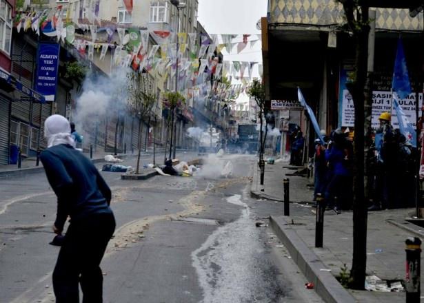 <p>Şişli Kurtuluş Caddesi’nde toplanan bir grup kaldırım taşlarını sökerek barikat kurdu. Polis gruba tazyikli suyla müdahale etti.</p>

<p>​​</p>
