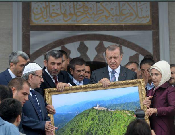 <p>Cumhurbaşkanı Recep Tayyip Erdoğan, Rize'de Kıbledağı Hacı Hafız Yusuf Yılmaz Camisi'nin açılışını gerçekleştirdi.</p>

<p><a href="http://video.haber7.com/video-galeri/58237-erdogan-kibledagi-camisini-acti" target="_blank"><strong>VİDEOSUNU İZLEMEK İÇİN TIKLAYINIZ...</strong></a></p>
