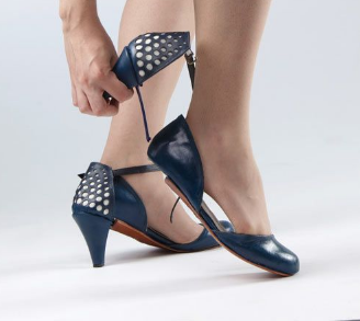 <p>Kadınların bir türlü vazgeçemediği topuklu ayakkabılara alternatif çözümler gelmeye devam ediyor...</p>
