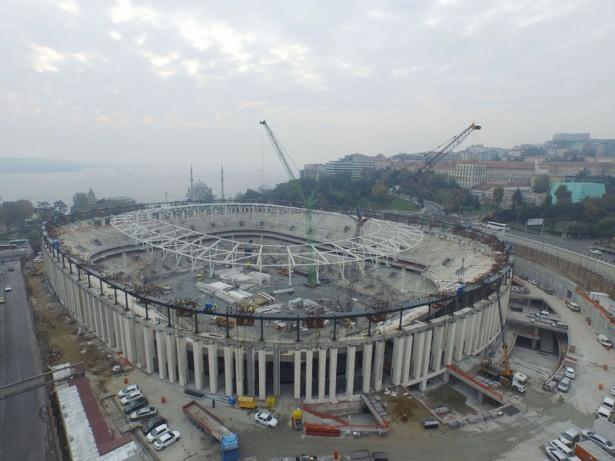 <p>Beşiktaş'ın Dolmabahçe'de yapımı devam eden stadı Vodafone Arena'nın tamamlanan çatı çelik iskeleti yerine kaldırıldı. </p>