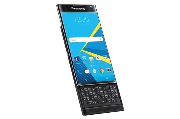 <p><strong>BlackBerry Priv</strong><br />
3 GB RAM’e ve 32 GB dahili depolama birimine sahip olan BlackBerry Priv'in depolama alanı 200 GB’a kadar microSD kart desteği ile artırılabiliyor. Priv, 5.4 inç büyüklüğünde ve 540 PPI değerinde 1440 x 2560 çözünürlüğünde AMOLED ekrana sahip.</p>
