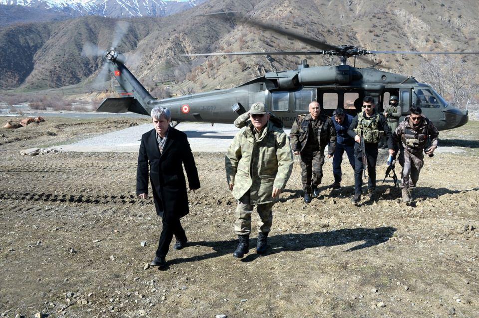 <p> Bitlis Valisi Ahmet Çınar, güvenlik güçlerince teröristlere karşı başarılı operasyonların gerçekleştirildiği Sehi Ormanları bölgesinde havadan inceleme yaptı ve Mehmetçik'e moral ziyaretinde bulundu.</p>