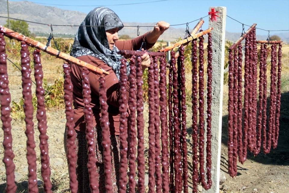 <p>Orcik yapımının oldukça zahmetli ve sabır gerektiren bir iş olduğunu aktaran Durak, bu ürünün daha çok soğuk kış aylarında çayla birlikte çerez olarak tüketildiğini dile getirdi.</p>

<p> </p>
