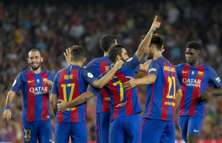 <p><strong>ARDA FİZİKSEL EKSİKLİĞİNİ ANLADI VE BUNU DÜZELTMEK İÇİN GEREKENİ YAPTI</strong><br />
<br />
Kulüpte geçirdiği ilk 6 ayda Barcelona'nın transfer yasağı nedeniyle Arda Turan oynayamadı.</p>
