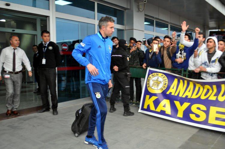 <p><strong>F.BAHÇE: DENK BÜTÇE AÇIĞI 128 MİLYON EURO</strong><br />
<br />
Mali tabloları inceleyen UEFA yetkilileri, Fenerbahçe'ye, "128 milyon Euro açığın var, onu 2019 Mayıs sonuna kadar temizle. Temizlemezsen Avrupa Kupaları için lisans alamayabilirsin" uyarısını yaptı. Bu ne anlama geliyor; Fenerbahçe, her sene transferdeki gelirgiderinden ortaya çıkan açığın yanı sıra futbolcu maaşlarındaki yükseklik nedeniyle her seneyi borçla kapatıyor. </p>
