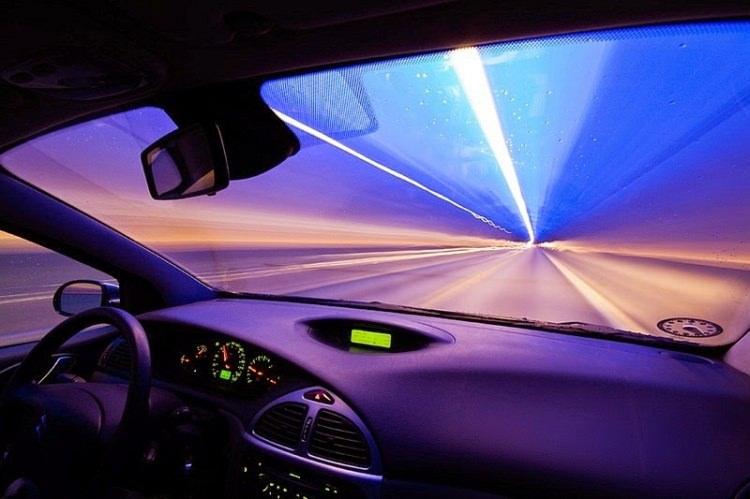 <p>Dünyanın en uzun karayolu tünelini geçmek yaklasik 20 dakika sürüyor.</p>
<p> </p>