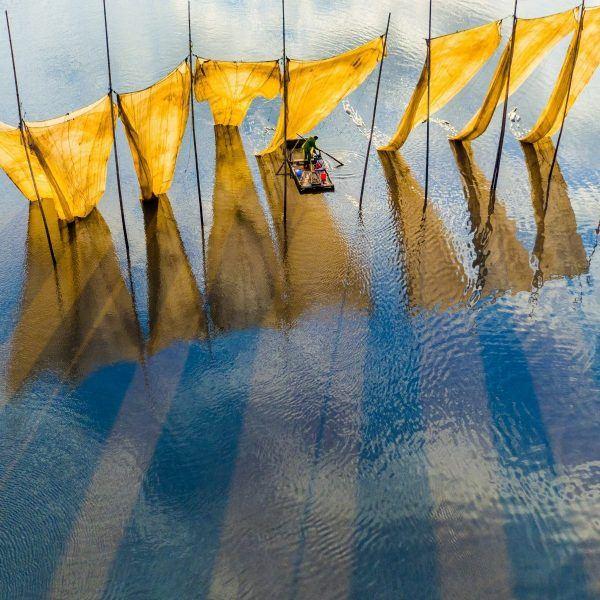 <p>Drone ile çekilmiş 19 fotoğraf ödül aldı</p>
<p>2016 SkyPixel fotoğraf yarışmasında, dünyanın dört bir yanından drone ile çekilmiş nefes kesici fotoğraflar yarıştı.</p>
<p>Hava fotoğrafları topluluğu SkyPixel ve Çinli teknoloji şirketi DJI tarafından başlatılan uluslararası yarışma iki ay sürdü. 131 ülkeden 27.000’in üzerinde yarışmacı katıldı.</p>
<p>TIME dergisinin ve Condé Nast Traveler’in foto muhabirleri ile ödüllü fotoğrafçılardan oluşan jüri, kazanan fotoğraflara birincilik, ikincilik ve üçüncülük ödüllerini üç farklı kategoride verdi: “güzellik“, “360“ ve “kullanılan droneler“.<br />
Aynı zamanda SkyPixel sitesi üzerinden en çok beğeni alan fotoğraflar ödüllendirildi.</p>
<p>Yılın fotoğrafı Ge Zheng tarafından Çin’in Fujian eyaletinde çekilen “Ağın yakınındaki balıkçılar“a verildi.</p>
<p><em><strong>Büyük ödülün sahibi:</strong></em></p>