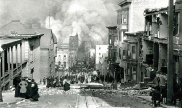 <p>1906 Arnold Genthe</p>

<p>Bu fotoğraf 18 Nisan 1906 tarihinde Arnold Genthe tarafından ödünç bir makine ile San Fransisco'da çekildi. Depremden sonra çıkan yangının fotoğrafçısı Genthe, Greta Garbo'yu dünyaya tanıtan adam olarak da anılıyor.</p>
