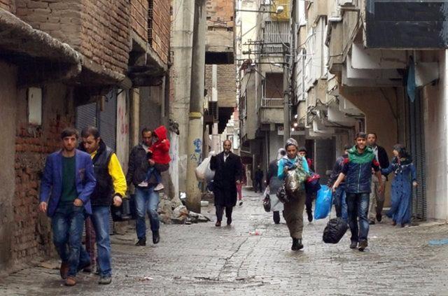 <p>Bir güvenlik görevlisi ise ailesiyle evlerini terk etmek zorunda kalan bir çocuğu, başını ve yanağını okşayarak sevdi.</p>
<p> </p>