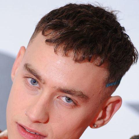 <p>Modifiye Sezar olarak adlandırılan bu modeli müzisyen Olly Alexander'da görüyoruz. Saçlarının yanları sıfıra yakın olarak traş edilen bu stilde birde tercihen göz rengine uygun bir çizgi boyanıyor.</p>
