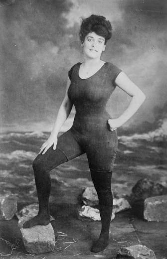 <p>Kadın haklarını savunmak isteyen Annette Kellerman tek parçadan oluşan bu mayoyu giydiği için “ahlaksızlık” suçlamasıyla tutuklandı, 1907</p>
