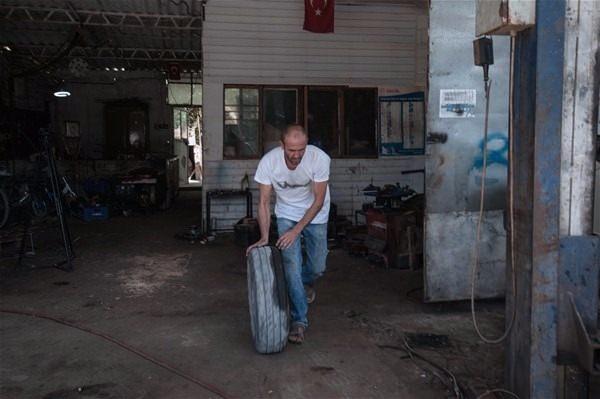 <p>Yıldırım, yıldız oyuncuya benzerlikleri dolayısıyla arkadaşlarının kendisine "Yerli Jason" dediğini, ayrıca station bir otomobilinin olmasından ve bu kelimenin "Statham" ismini çağrıştırmasından dolayı "Ceysın Steyşın" diye seslenenler olduğunu kaydetti.</p>
<p> </p>