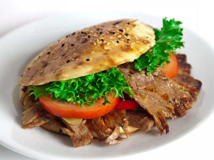 <p>Almanya'da döner tüketimi öyle boyutlara ulaşmış ki, bir Alman üniversite öğrencisi, dönerden sonra ağız kokusunu gidermek için bir içecek üretmeye kalkmış. </p>