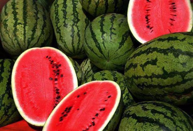 <p>Karpuz seçerken vurmak yerine çizgilerine bakın. Koyu renkli çizgiler daha kalınsa karpuz lezzetli demektir.</p>
<p> </p>