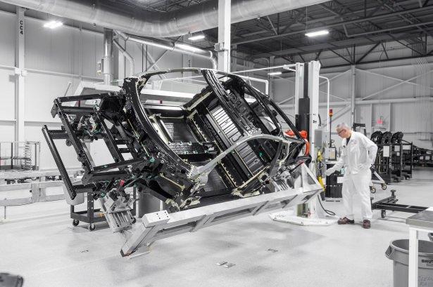 <p><span style="color:#FFFFFF">Yeni NSX’in üretimi, Performance Manufacturing Center (PMC) olarak anılan tamamen yeni bir tesiste 100 kadar profesyonel otomotiv çalışanı tarafından yapılıyor.</span></p>