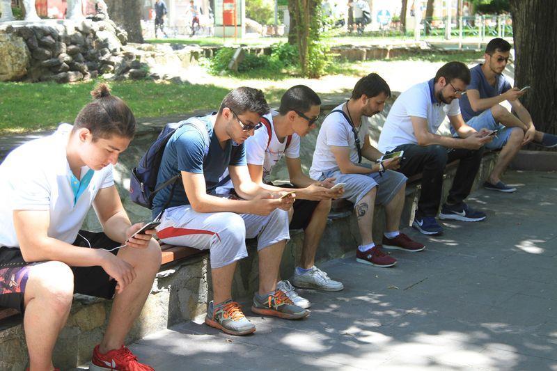 <p><strong>BELEDİYEDEN ŞARJ İSTASYONU TALEBİ</strong></p>

<p>Pokemonları yakalamak için sürekli hareket eden katılımcılardan yorulanlar kaldırımlarda oturarak avlarına devam ediyor. Gece yarısına kadar oyunlarına devam eden oyunculardan bazıları en büyük problemlerinin telefonların şarj sorunu olduğunu belirtti.</p>
