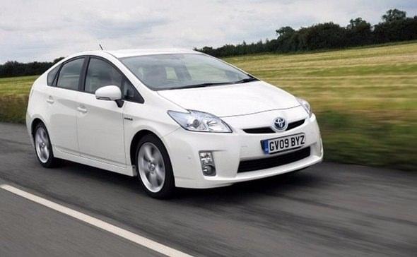 <p><strong>Toyota Prius 1.8 CVT 99HP </strong><br />
<br />
Yakıt tipi: Benzin <br />
<br />
Ortalama yakıt tüketimi(100km): 4 litre</p>

