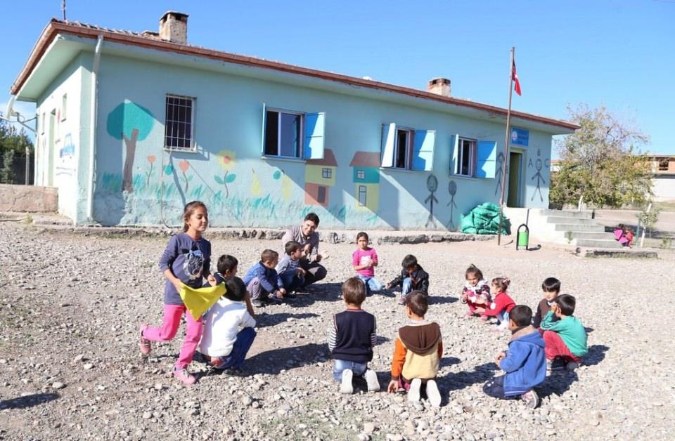 <p>Okulun olumsuz koşullarını değiştirmek amacıyla çalışma başlattığını, okulun fotoğraflarını çektiğini anlatan Gümüş, okulun bahçe, tuvalet, boya ve su gibi eksikliklerini tespit ettikten sonra bu ihtiyaçların giderilmesi için "Kapaklıpınar İlkokulu Gülsün Projesi"ni hayata geçirdiğini belirtti.</p>
<p> </p>
