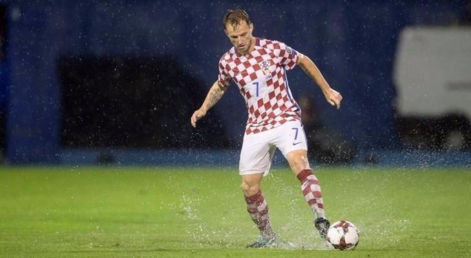 <p><strong>HIRVATİSTAN'DA ÖNEMLİ EKSİKLER</strong></p>

<p>Hırvatistan'da Ivan Rakitic ve Marko Pjaca, sakatlıkları nedeniyle milli maçta oynayamayacak. Hırvatistan'da kalede Subasic, sağ bekte Sime Vrsaljko, sol bekte Pivaric, stoperde Lovren ve Domagoj Vida, ortada Kovacic, Modric ve Brozovic, ileride Perisic, Kramaric ve Mandzukic 11'i bekleniyor.</p>
