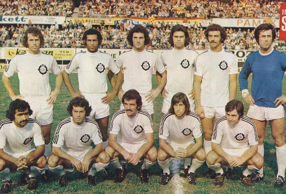 <p><strong>Altay (1975-1976)</strong></p>

<p>1975-1976 sezonunda teknik direktör Kemal Omeragic yönetiminde Türkiye 1.Ligi’nde 5.olan Altay.</p>

<p>Soldan sağa</p>

<p>Ayaktakiler: Mustafa Denizli, Muzaffer Etçil, Mustafa Turgat, Şeref İncirmen, Erol Togay, Tanzer Sencer.</p>

<p>Oturanlar: Mustafa Kaplakaslan, İsmail Zeyrek, Ahmet Turgat, Mithat Mıhçı, Zinnur Sarı.</p>

