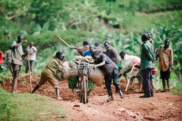 <p><strong>4. Burundi</strong><br />
<br />
Denize kıyısı olmayan Burundi Cumhuriyeti; Ruanda, Tanzanya ve Kongo sınır komşularıyla birlikte Afrika’nın orta kesiminde yer alan bir ülke. Son 25 yılın verilerine göre dünyanın en fakir ülkeleri arasında olan Burundi, bağımsızlığını 1962’de kazanmış.Burundi’de bulunan dünyanın en derin ikinci gölü Tanganyika, 1470 metre derinliğinde olup, Afrika’nın en büyük yeryüzü kırığı gölü olma özelliğine sahip.Ayrıca 1980 yılında kurulan Ruvubu Milli Parkı, birçok yabani hayvana ev sahipliği yapıyor. Nesli tükenmekte olan hayvanları ve kuşları korumayı hedefleyen park, Burundi’nin en büyük milli parkı.</p>
<p> </p>
<p> </p>