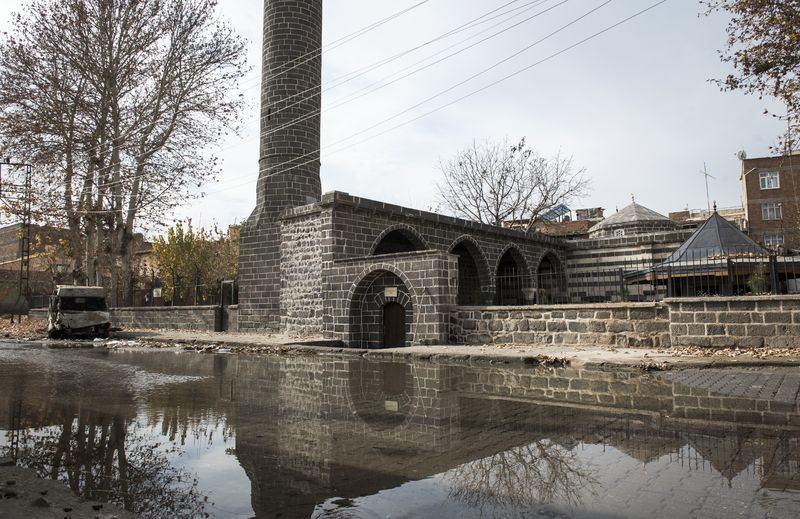<p>AA ekibi, yaklaşık bir aydır bölgede saldırılarını artıran ve sokağa çıkma yasağının olduğu bölgelerde teröristlerin ev ve iş yerlerine verdiği tahribatı görüntüledi.</p>