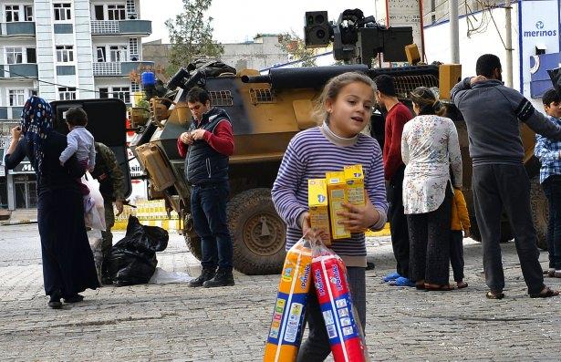 <p>Sokağa çıkma yasağı ilan edilen ve teröristlerin temizlendiği Güneydoğu'nun bazı ilçelerinde, sivil vatandaşların ekmeğinden suyuna, bebek bezinden mamasına kadar tüm ihtiyaçları karşılanıyor.</p>

<p> </p>
