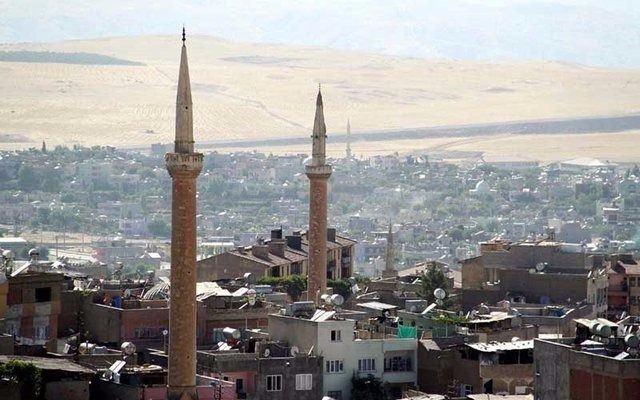 <p><strong>Siirt</strong></p>

<p>Kayıtlı Suriyeli: 3,372</p>

<p>Şehir Nüfusu: 322,664</p>

<p>İl nüfusu ile karşılaştırma yüzdesi: 1.05</p>
