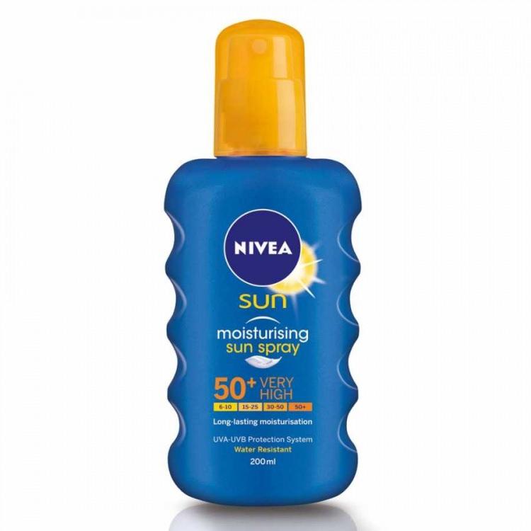 <p><strong>3. Nivea Nemlendirici Güneş Spreyi SPF 50+</strong></p>

<p>Uzun ve güneşli bir günde sprey formunda kullanabileceğiniz bir güneş koruyucudur. Aynı zamanda suya dayanıklıdır.</p>
