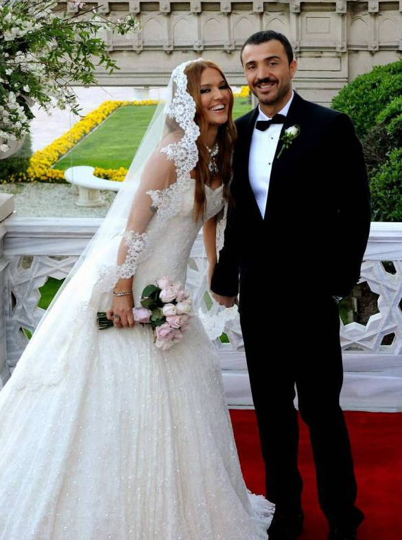 <p>Demet Akalın gelinliği ve gelin saçı</p>
