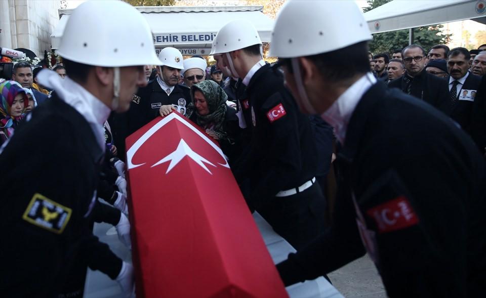 <p>Beşiktaş Vodafone Arena yakınlarında önceki gece düzenlenen terör saldırısında şehit olan polisler Mehmet Atıcı (22) ve Adem Oğuz'un (30) Türk bayrağına sarılı naaşları, Merkez Sabancı Camisi'ne getirildi.</p>

<p> </p>
