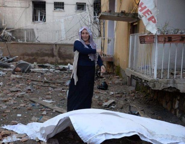 <p>"Eşim yaralandı, evim yıkıldı, komşularım öldü. Başkaları ölmesin artık yeter. Allah’tan ve büyüklerimizden barıştan başka bir şey istemiyoruz. Barış istiyorum. Allah rızası için barış, barış..."</p>

<p> </p>
