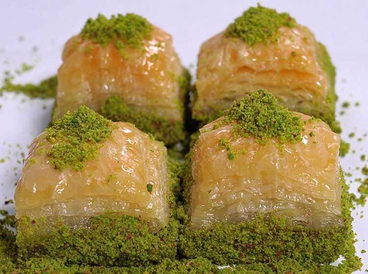 <p>yarım litre su </p>
