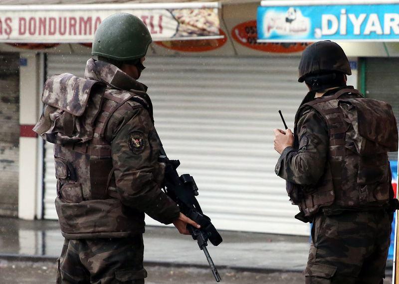 <div>Polisin karşılık vermesi üzerine çıkan çatışmada etkisiz hale getirilen teröristlerin olduğu öğrenildi.</div>
<div> </div>
