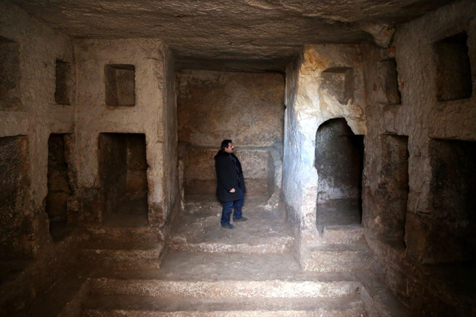 <p><strong>"Mozaikler koruma altına alındı"</strong></p>

<p>Şanlıurfa Büyükşehir Belediye Başkanı Nihat Çiftçi, AA muhabirine yaptığı açıklamada, kaya mezarları ve içinde bulunan mozaiklerin yaklaşık 2 bin yıllık geçmişe sahip olduğunu söyledi.</p>
