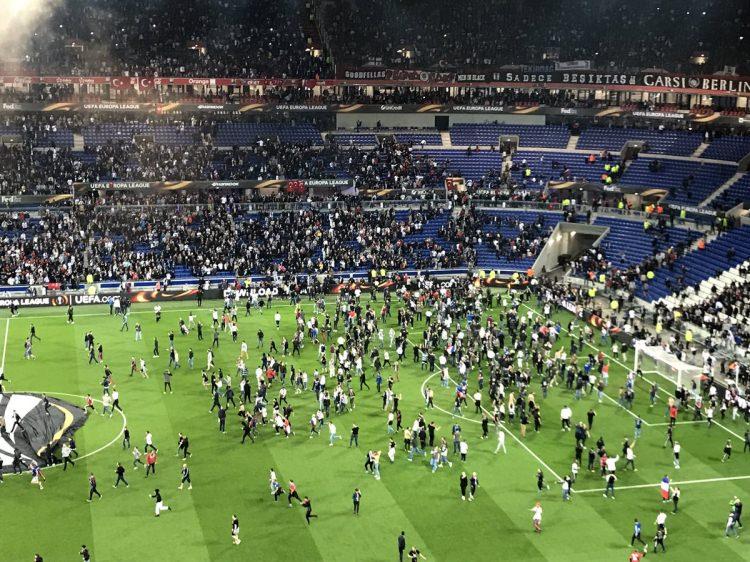 <p>Her iki takım taraftarları kendilerine ayrılan bölümde maçı beklerken, Beşiktaşlıların bulunduğu kale arkasındaki üst tribünden kendilerine yabancı madde atıldığı gerekçesiyle çok sayıda Olympique Lyonlu taraftar, saha içine girdi.</p>

<p> </p>

