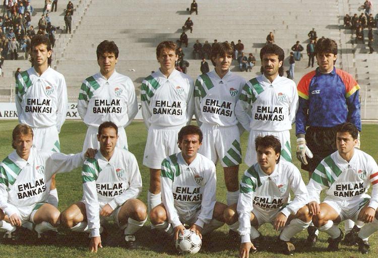 <p>BURSASPOR 1992-1993<br />
<br />
Soldan sağa</p>
<p><strong>Ayaktakiler:</strong> Sedat Balkanlı, Feti Okuroğlu, Jan Gabriel, Turan Şen, Tunahan Akdoğan, Ivko Ganchev.</p>
<p><strong>Oturanlar:</strong> Vedat Vatansever, Adnan Örnek, Ümit Şengül, Ersel Uzgur, Ali Nail Durmuş.</p>