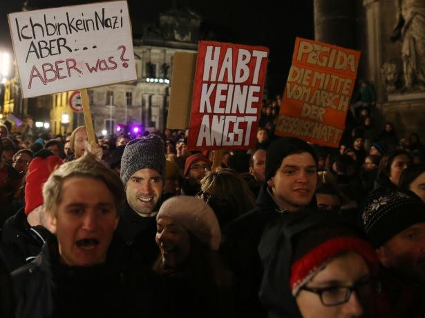 <p>Almanya'da neo-Nazilerin kalesi Dresden'deki İslam ve göçmen karşıtı Pegida hareketinin gösterileri sürüyor.</p>
