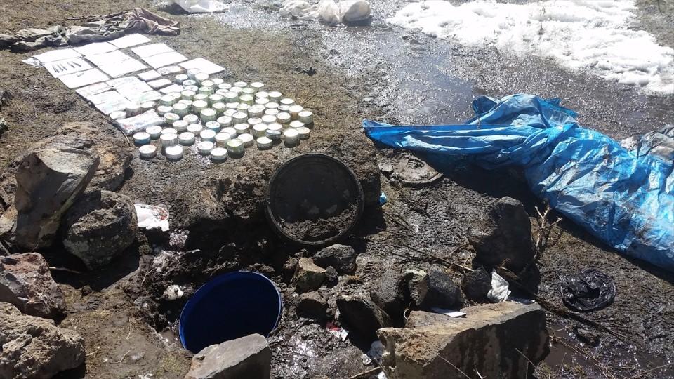 <p>Teröristlerin barınabilecekleri mağara, sığınak ve barınakların yanı  sıra şehir merkezi ve kırsalda sürdürülen son bir yıldaki operasyonlarda,  aralarında örgütün sözde sorumlularının da bulunduğu 28 terörist etkisiz hale  getirildi.</p>
