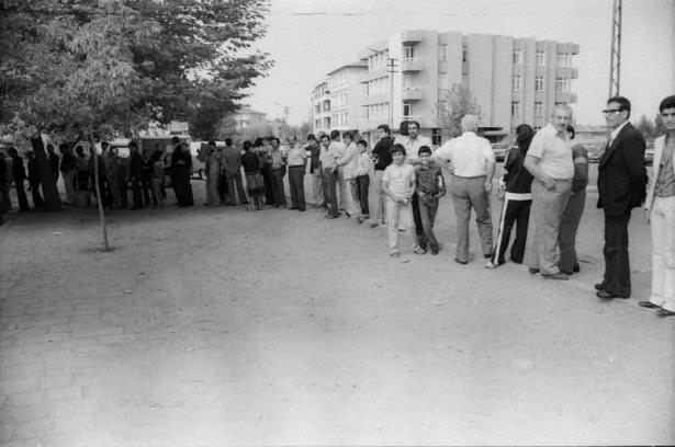 <p> 12 Eylül 1980 sabahı sokağa çıkma yasağı ilan edildi. Temel ihtiyaçlarını karşılamak isteyen vatandaşlar fırınların önünde uzun kuyruklar oluşturdu.</p>
