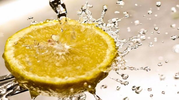 <p>Elmadan ya da üzümden daha fazla potasyum içeriyor. Limon, doğrudan dişlerinizin mine tabakasına zarar verebileceği için bunu bir miktar sıcak, ılık ya da soğuk suyla seyreltmeniz gerekiyor. </p>
