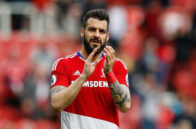 <p>Geçen sezon kiralık oynadığı Middlesbrough’da 39 maçta 10 gol atan İspanyol yıldızın Valencia ile 2019 yılına kadar sözleşmesi bulunuyor. </p>