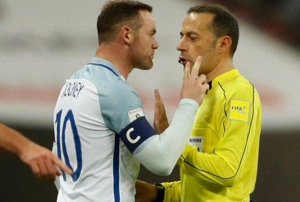 <p>Maçı yöneten FIFA kokartlı hakemimiz Cüneyt Çakır’ın kararları İngiltere takımının kaptanı Wayne Rooney’i memnun etmedi.</p>